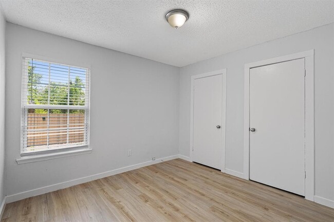 Building Photo - 520 Lenora Dr