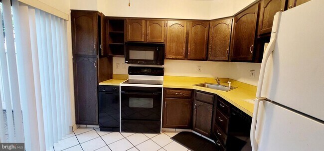 Building Photo - 15 Twin Brooks Dr