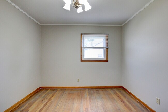 Building Photo - 104 W McReynolds Dr