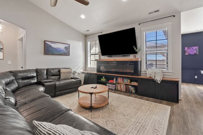 Building Photo - 304 Cliff Swallow Ave