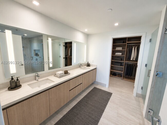 Building Photo - 2411 Laguna Cir