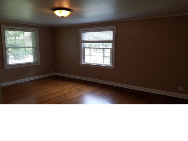 Building Photo - Charming Corner Lot Home Near U of I