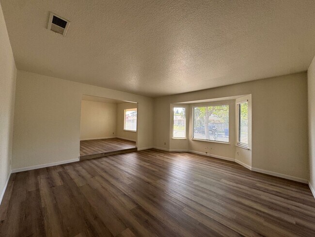 Building Photo - 657 W Escalon Ave