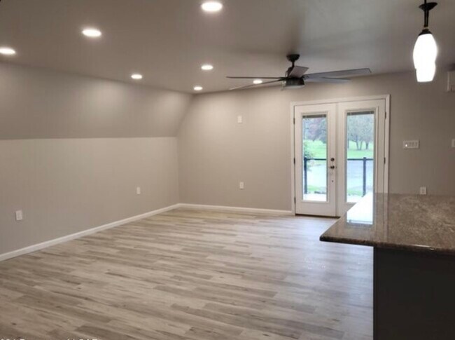 Building Photo - 452 Lake Catalpa Rd