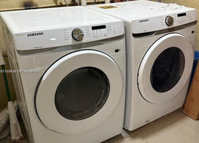 Building Photo - 8442 SW 103rd Ave