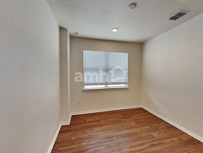 Building Photo - 2733 Wolfcreek