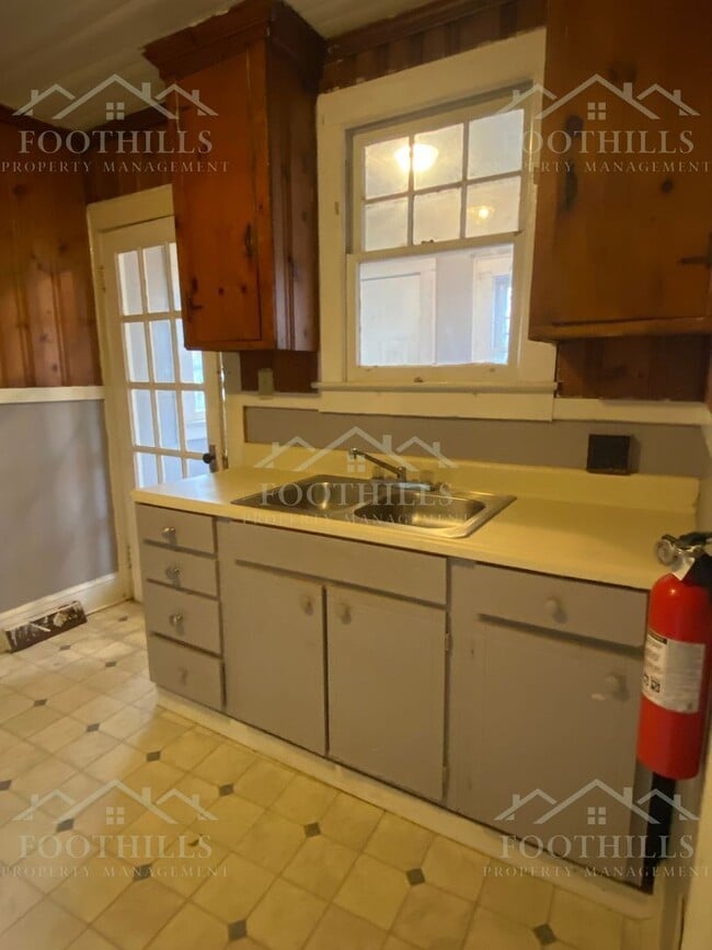 Building Photo - 708 Crescent Dr