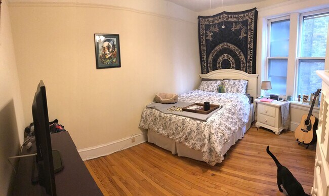 Building Photo - Very Spacious 2 BR/1 BA in Wrigleyville