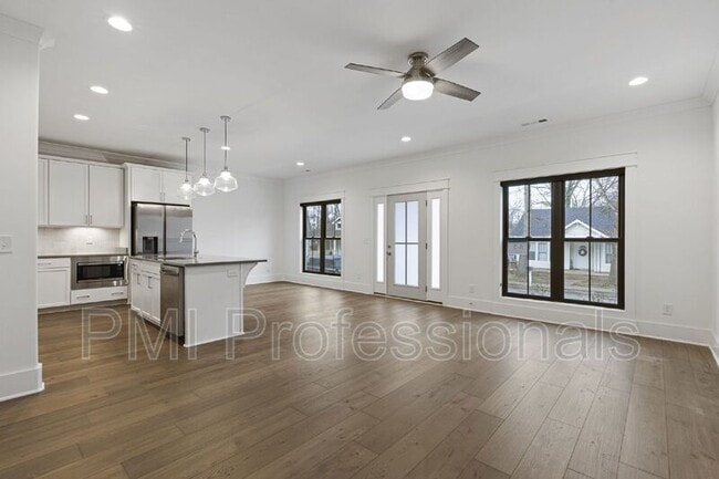 Building Photo - 225 S Bilbro Ave