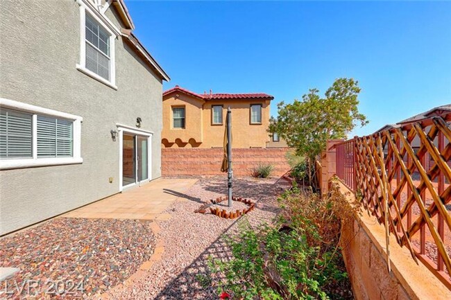 Building Photo - CHARMING 3BED 2.5BATH HOME IN GATED COMMUN...