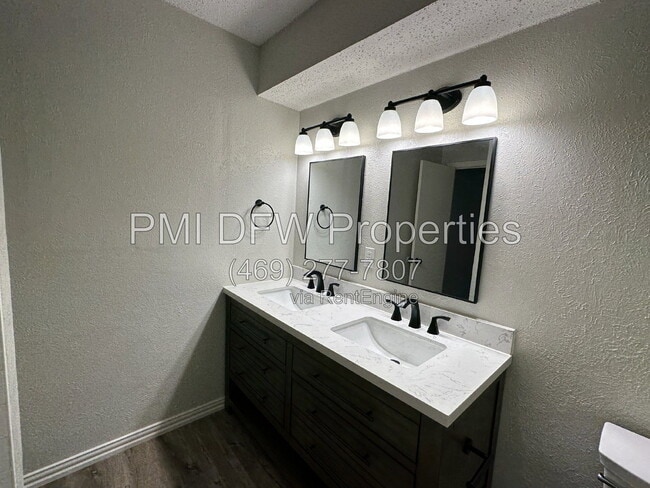 Building Photo - 2120 Blossom Ln