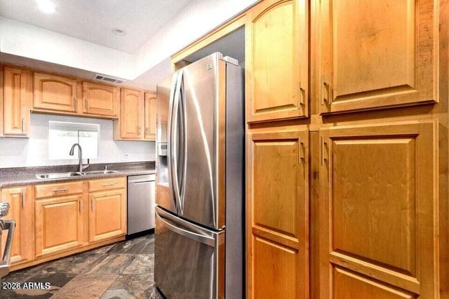 Building Photo - 1530 S River Dr