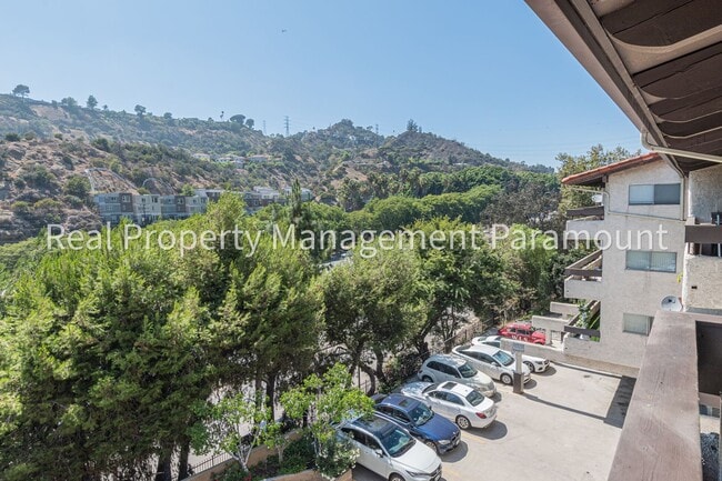 Building Photo - Don't miss out! 2 Bed 2 bath ready to go!