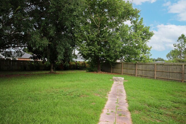 Building Photo - Spacious 3/2 Brick Home with Screened Porc...