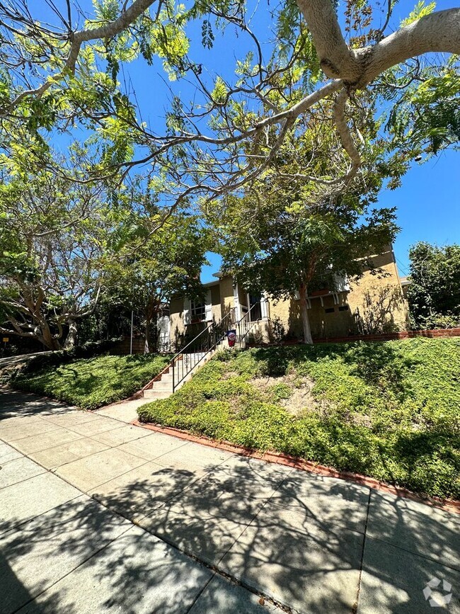 Building Photo - 3BD/1BA HUGE BACKYARD in Point Loma!