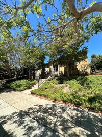 Building Photo - 3BD/1BA HUGE BACKYARD in Point Loma!