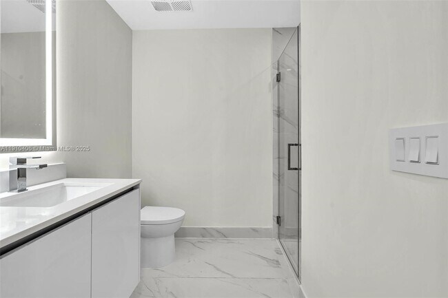 Building Photo - 700 NE 24th St