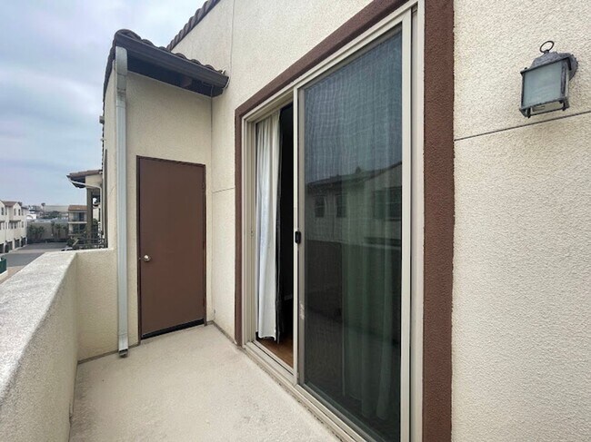 Building Photo - Stunning 2 bed 2.5 bath Solar Powered Town...