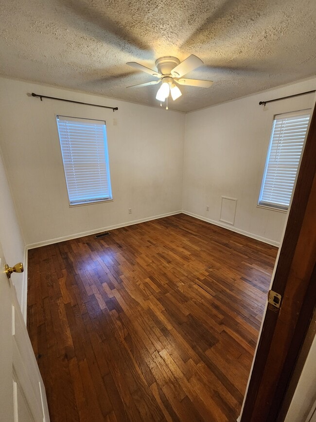 Building Photo - 638 Sunview Dr