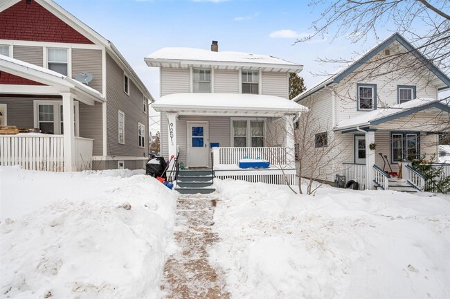 Building Photo - Duluth MN - 4 Bedroom - 2 Bathroom