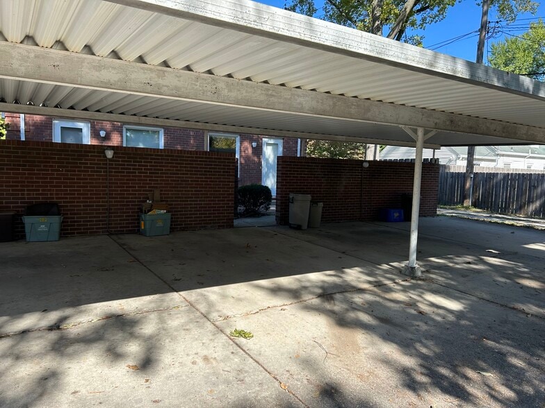 Carport - 1420 W Ash St