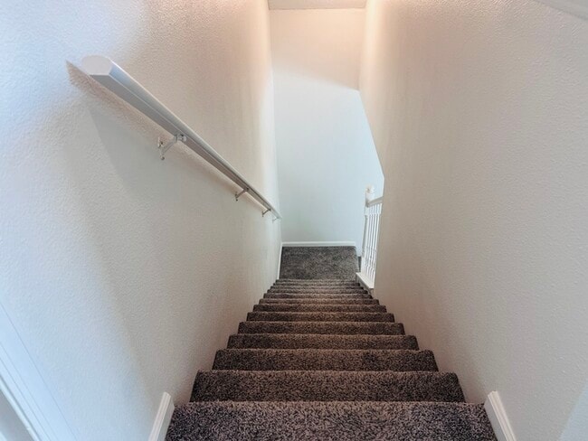 Building Photo - Beautifully Updated 4 bed 2 bath 2 car gar...