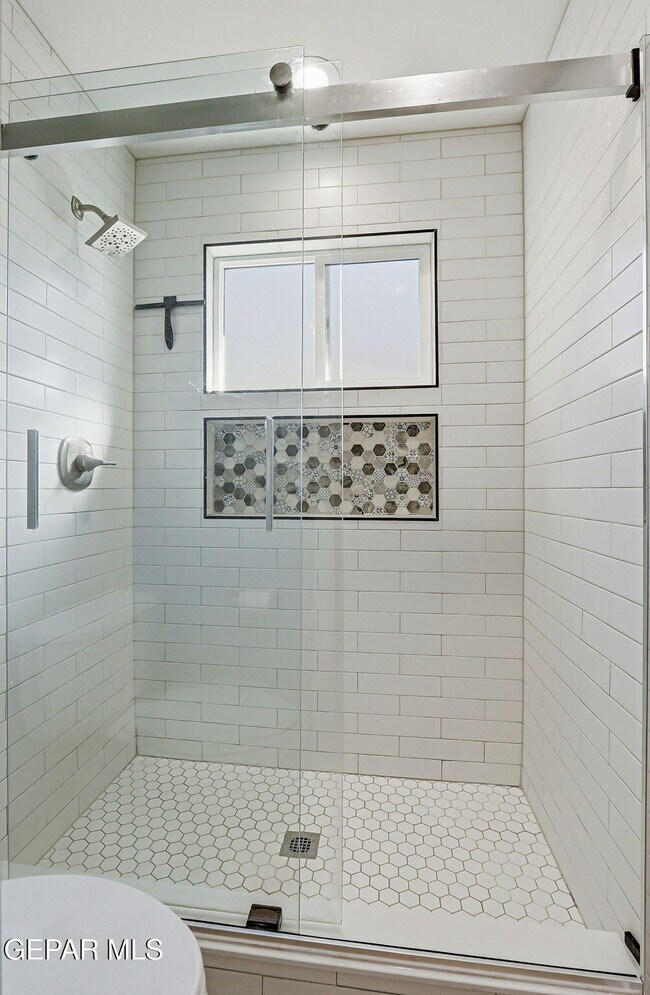 Building Photo - 5713 Creston Ave