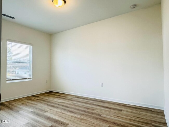 Building Photo - 4 Bedroom End Unit Townhome for Rent