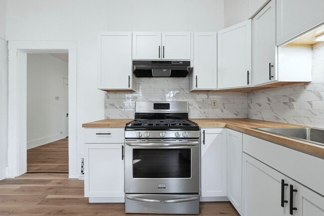 Building Photo - Newly Updated 3-Bedroom Home with Modern U...