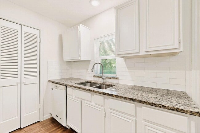 Building Photo - Beautifully Updated 3-Bed, 2-Bath Home in Quiet Greenville Neighborhood