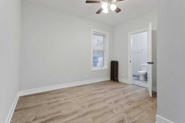 Building Photo - 6942 N Wolcott Ave
