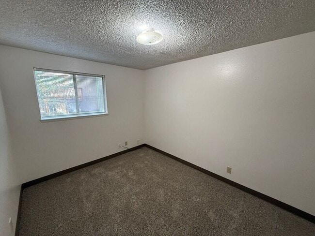 Building Photo - 3346 Willow Ct SE
