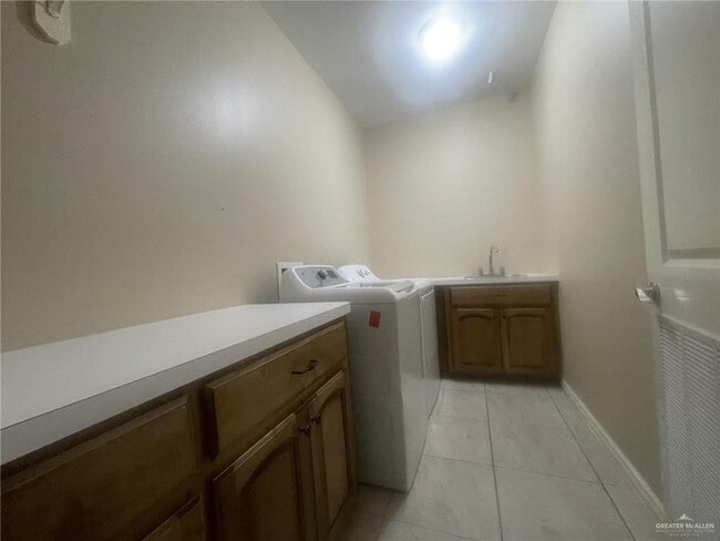 Building Photo - 1323 Buena Suerte