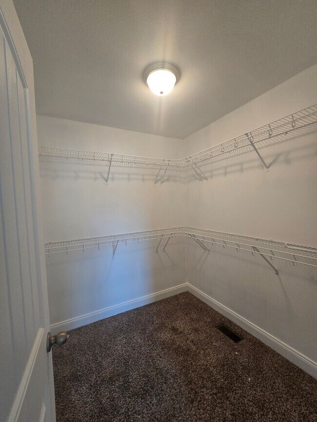 Building Photo - Executive 3 Bed 2.5 Bath with Bonus Home