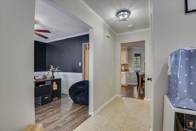 Building Photo - 4 bedroom 2.5 bath home on the water with ...