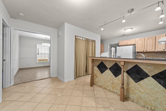 Building Photo - Spacious 3 Bedroom, 2 Bath with huge livin...