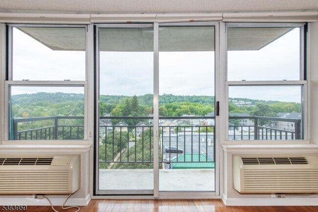 Building Photo - 300 Main St