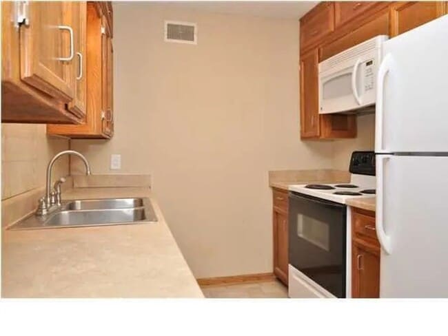 Building Photo - Lovely 3 Bed, 1 Bath!