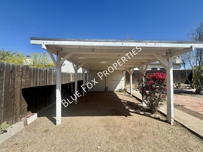 Building Photo - 925 E Adams St