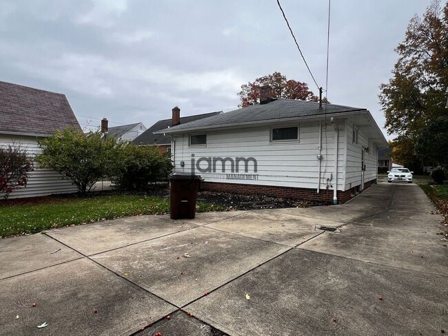 Building Photo - 2702 Grovewood Ave