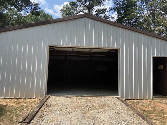 Building Photo - 18601 Honeysuckle Ln