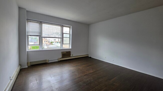 Building Photo - 139 Poplar St