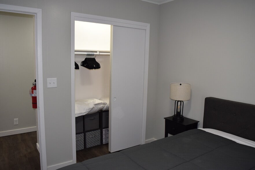 Building Photo - 113 N Cedar Ave