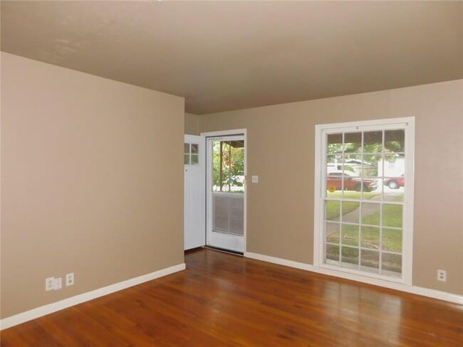 Building Photo - 1400 Berkshire Dr