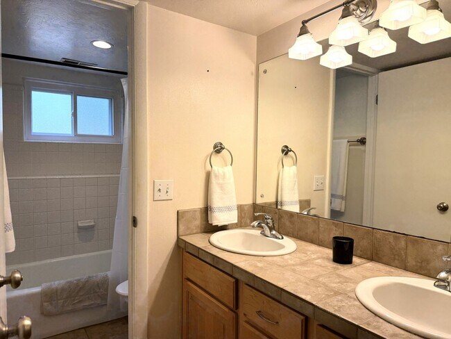 Building Photo - Great location in Park Meadows