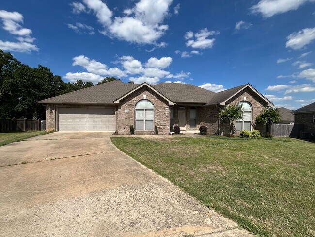 Building Photo - New Listing!