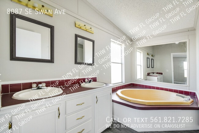 Building Photo - 8087 SE Swan Ave