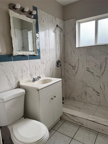 Building Photo - 911 SW 15th Ter