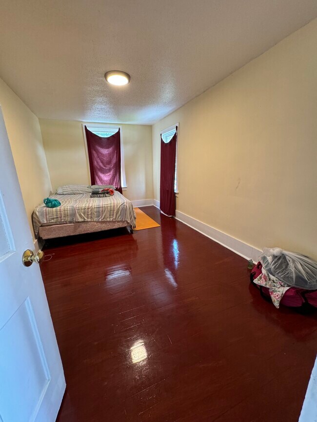 Building Photo - 511 Roberts St