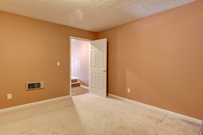 Building Photo - 216 Windsor Ct